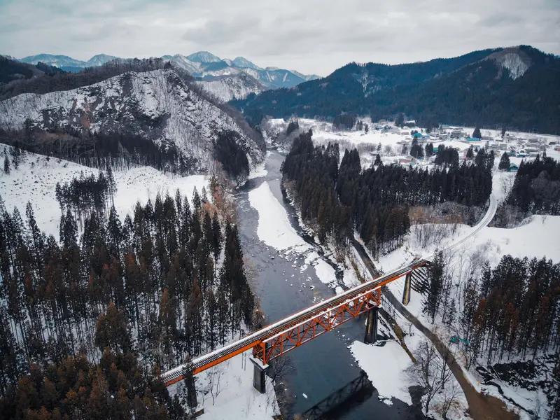 突发！日本秋田县列车脱轨事故引关注

据央广网消息，日本秋田县发生了一起列车脱轨