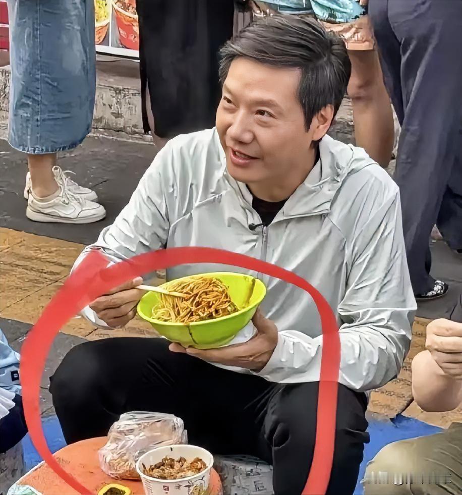 我严重怀疑
雷军在武汉吃早饭
不是为了做营销，也不是搞人设，纯粹就是为了那一口地