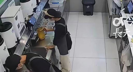 打烊前突接千元大单，00 后店员默默加班做完，老板看监控后每人重奖 2000 元