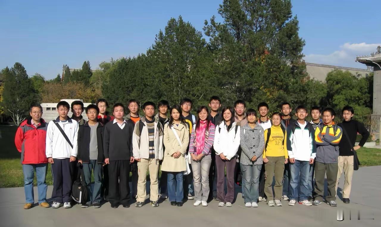 谁会想到，这张​2007级北大地空3班入学时的合影，19年后，竟走出一位世界顶级