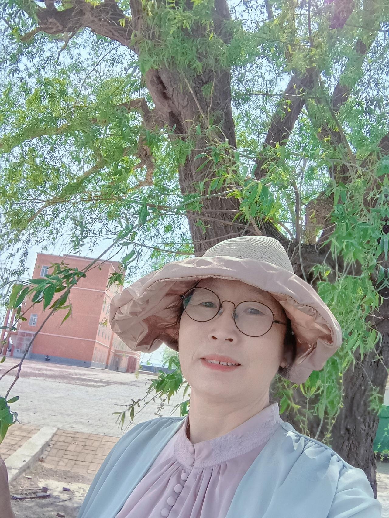 树荫下的优雅时光，复古帽子和眼镜的完美搭配。戴着凉帽，在树下自拍呢，好开心啊！复