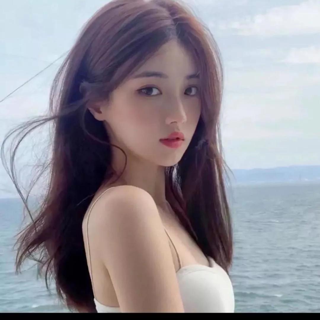 海边微风轻拂，少女如画，宁静的海景，美不胜收。