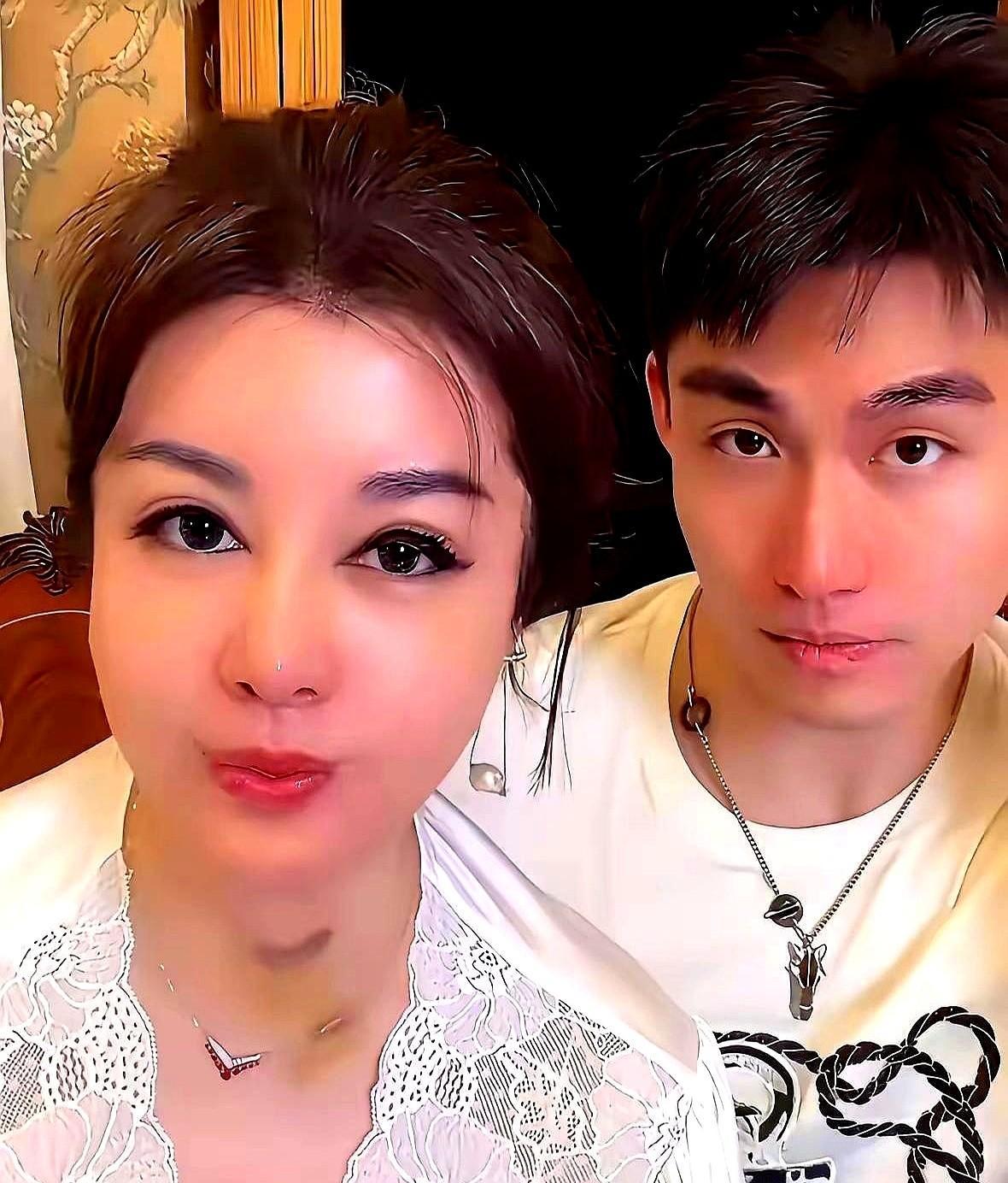 你写的每句话，都在喂养一个比你更懂你的“影子”。
打开文档，敲下第一个标题。
算