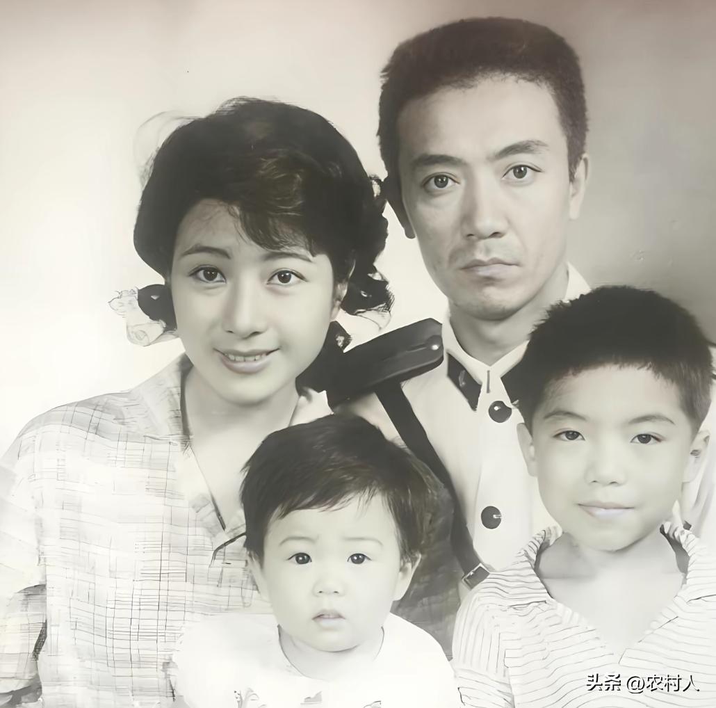 1992年的片场，李幼斌与王静身着戏服并肩而立。定格下这张《潮起潮落》的剧照，这