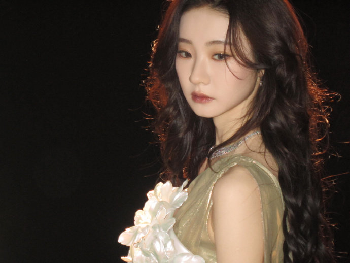 张艺凡从油画里走出的神女 自带静谧氛围感，张艺凡的神女造型清雅脱俗，一眼心动，惊