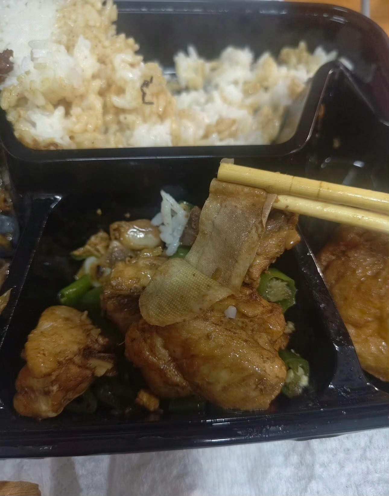 居然把外卖里的创可贴当成豆皮嚼了，想想都觉得恶心…这些后厨卫生能不能别那么脏啊。