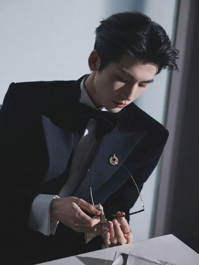 张凌赫投行男主有脸了 张凌赫演的蒋峤西就是投行文男主天花板！在高楼大厦间从容布局