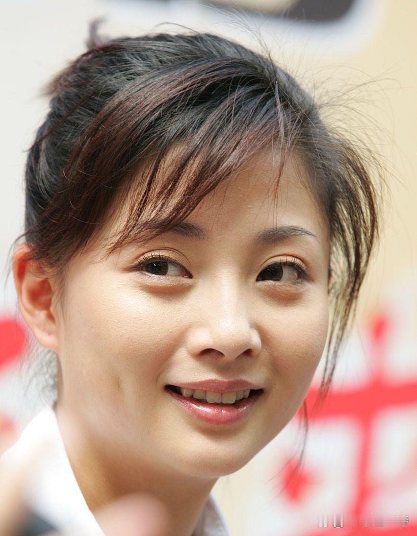 曾经未察殷桃之美，如今细看，竟发现她的清丽脱俗，令人口齿留香，心中暗自神往。 