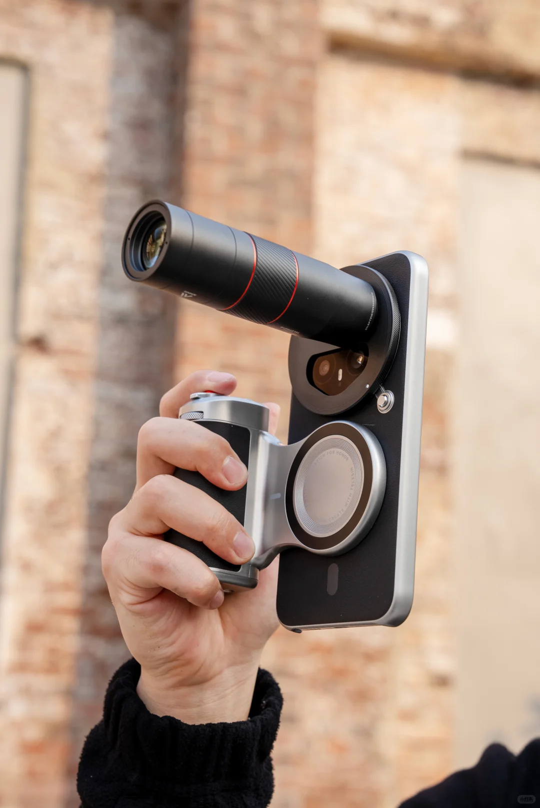 数码闲聊站增距镜是出游神器还是累赘 增距镜的操作其实很简单，只要安装正确就能用。