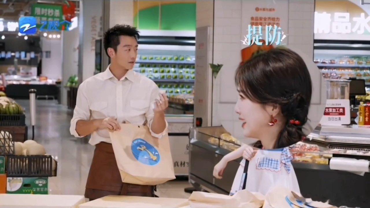 郑恺给白鹿撒饭白鹿一口吃半个鸡蛋郑恺主动关心白鹿吃不吃鸡蛋，白鹿带着警惕心试探回