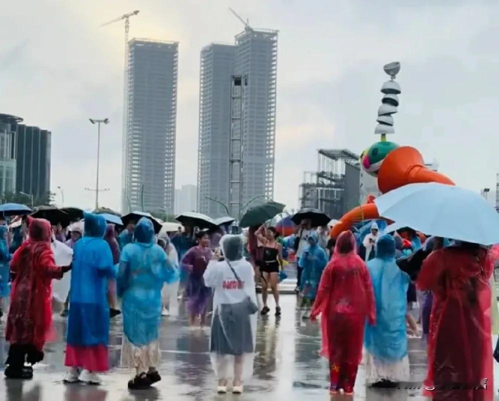 “音乐魔法师”华晨宇真的可以“呼风唤雨”？

去年的五月，华晨宇和歌迷迫切想要看