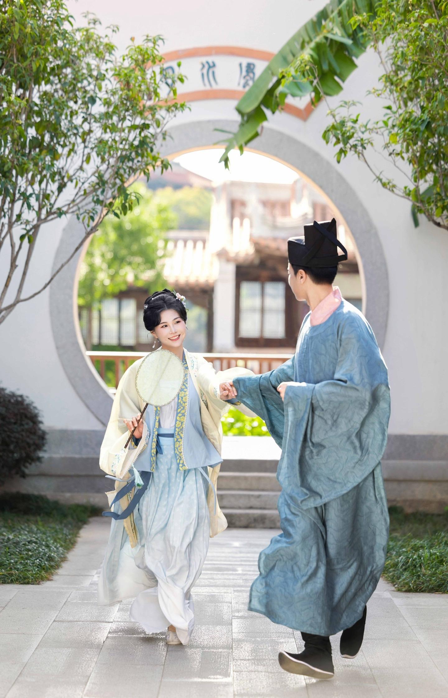 安若明朝待明朝，只愿卿卿意逍遥”古代小情侣的日常丨宋制汉服情侣这样拍也太甜了吧~