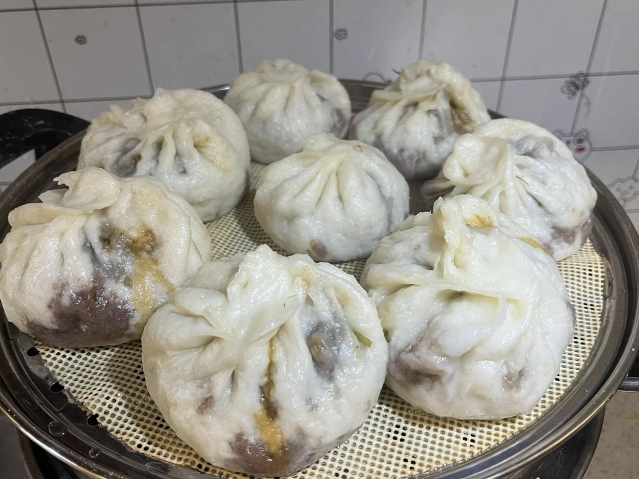 终于蒸出一锅好包子
 
今天循着记忆里的方子蒸了锅包子，看着面团，在蒸锅里慢慢鼓