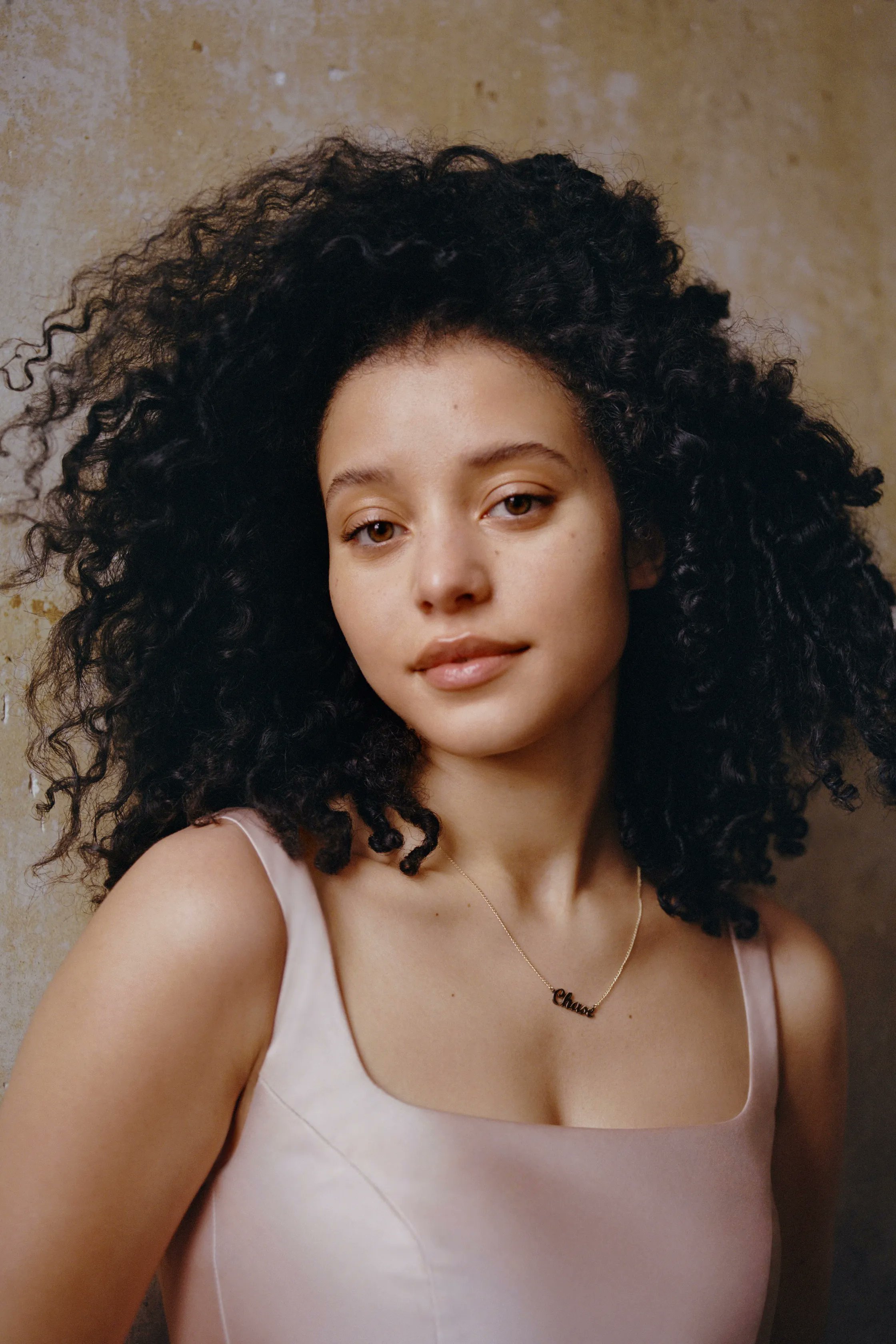 蔡斯·英菲尼迪登上法国版《Vogue》2026年4月号封面，并拍摄了一组写真照摄