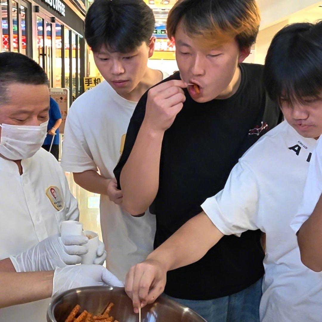 刷到个挺有意思的事，长沙有家体验店开业做活动，找了10个试吃员挑战吃辣条，规则是