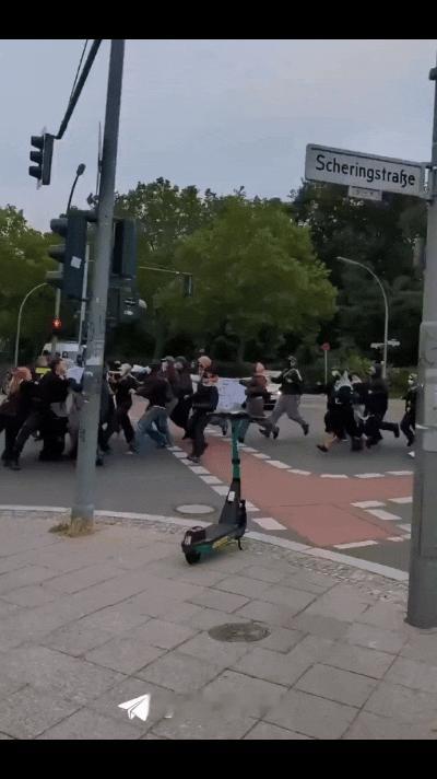 德国首都柏林街头，一群德国老百姓进行示威集会，高呼反对德国军事化的口号，坚决抵制