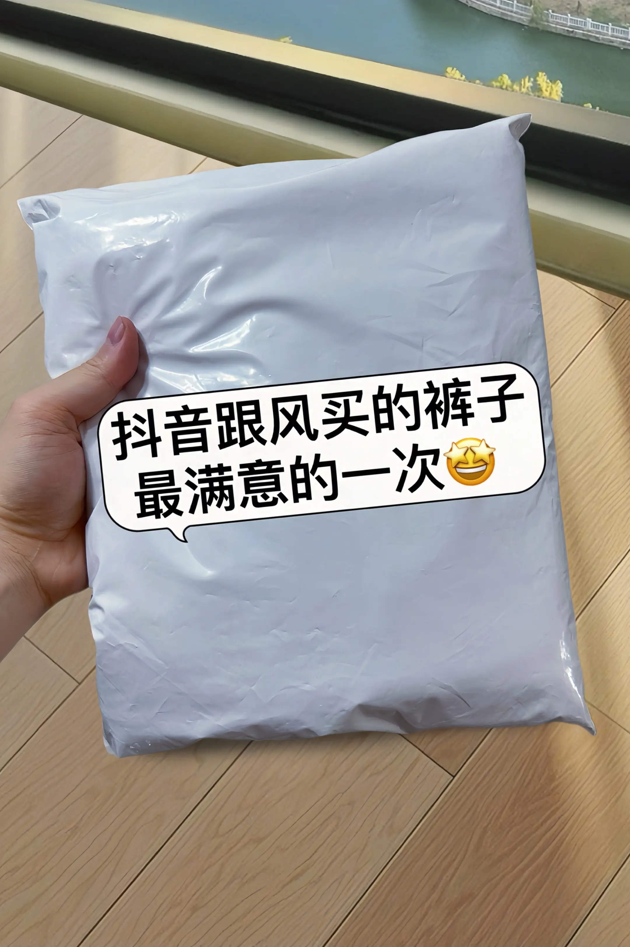 一眼心动的破洞拼接牛仔裤！夏天就该穿这条亮眼又显瘦的裤子！高腰版型把腰...