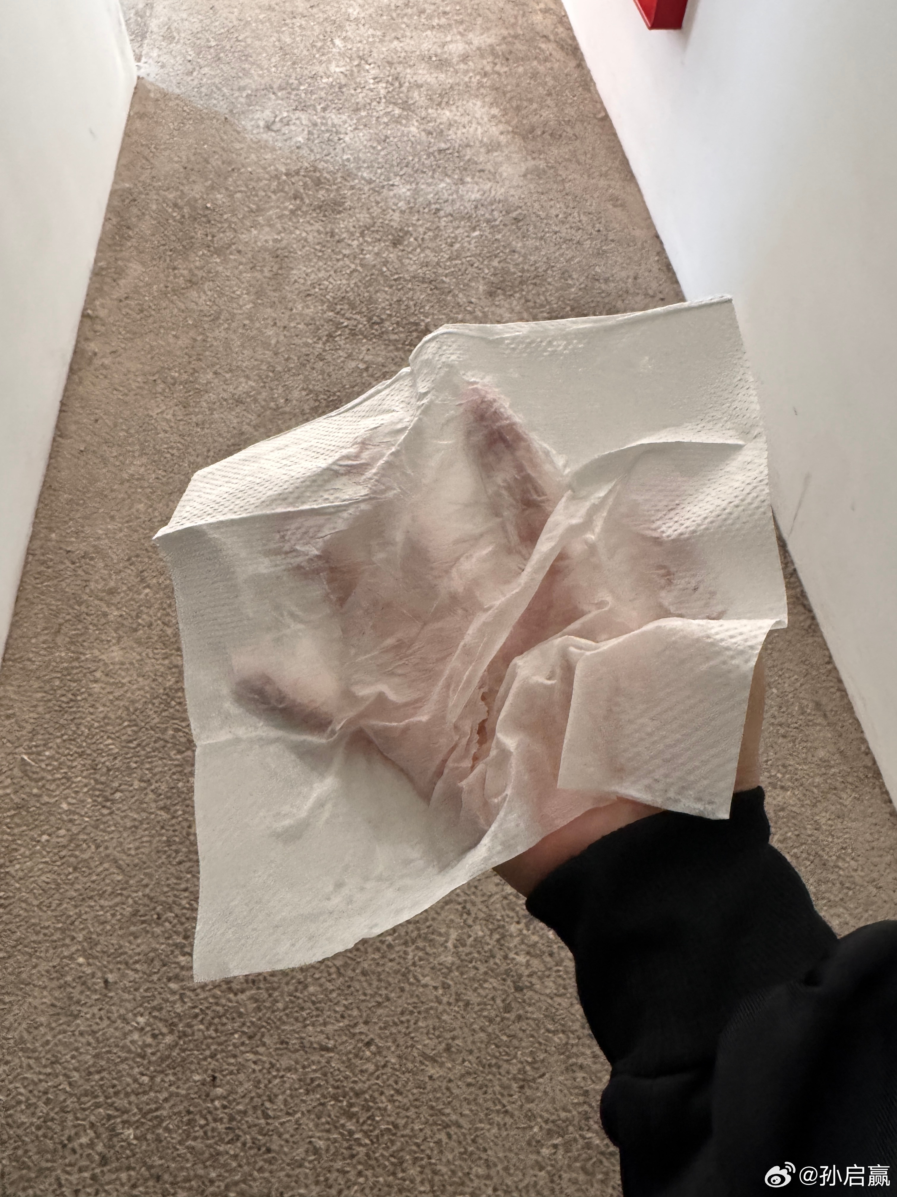 就在刚才，男厕洗手台，一个男的在我面前刷刷刷扯了四张纸擦手。看得我心在滴血，难受