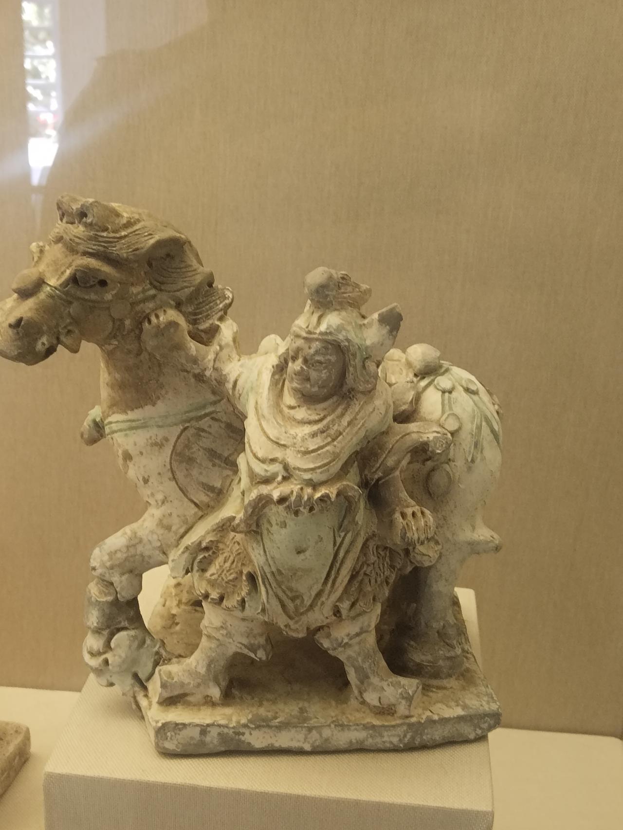 白头鹰:      高卢鸡，听说你家又热闹起来啦？

高卢鸡:      你家又