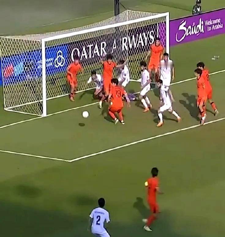 第83分钟惨叫，全场安静
 
李昊扑完角球，被两人撞翻，疼得打滚。队医冲进场，他