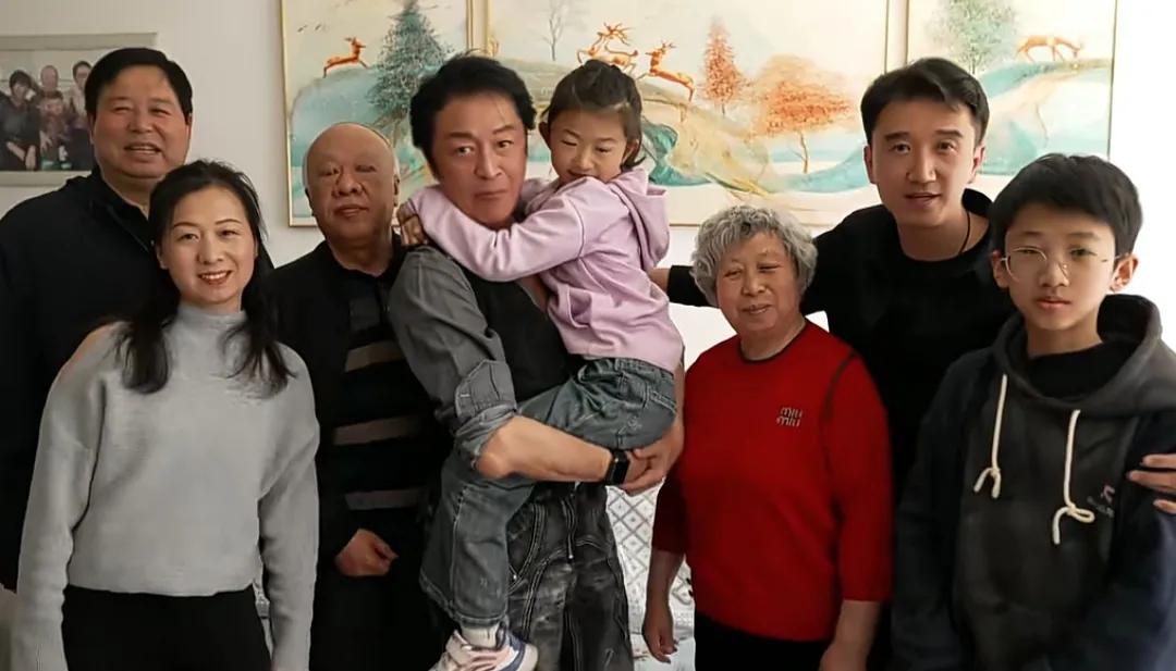 马景涛每一年都会回老家绥中探亲，这次回去他特意与亲人们复刻了37年前的大合影！