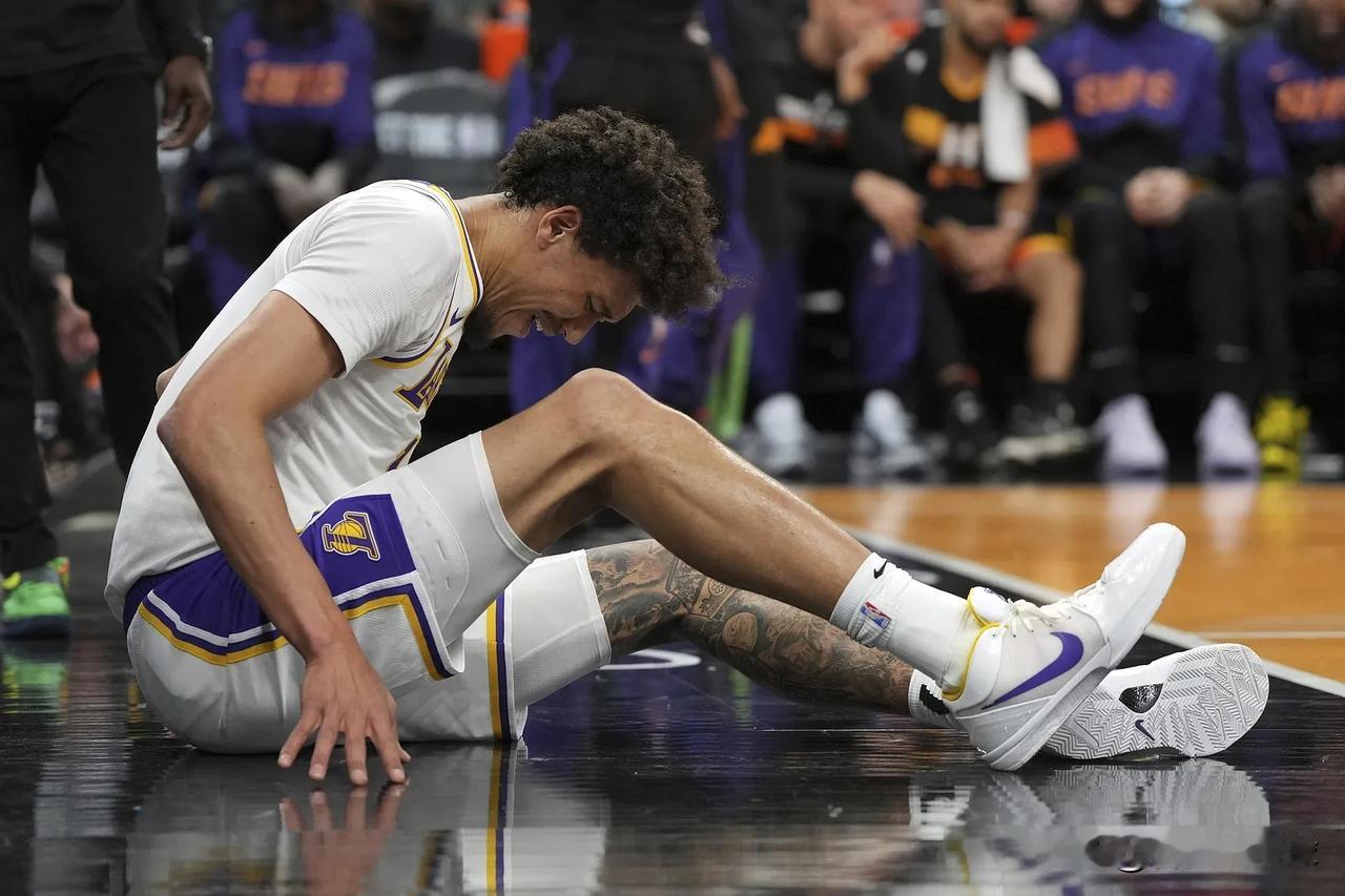 屋漏偏逢连阴雨！今天NBA杯比赛中，湖人队100-127不敌太阳遭遇小组首败，更