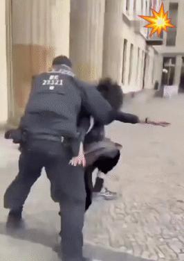 日耳曼警察威猛：一名女子喊出支持巴勒斯坦口号后，光速被当街扑倒；对比处理日常街头