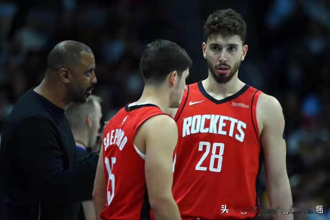 火箭本赛季很有可能会成为笑话，毕竟没有一支强队能输输遍西部倒数前三球队。赶紧解散