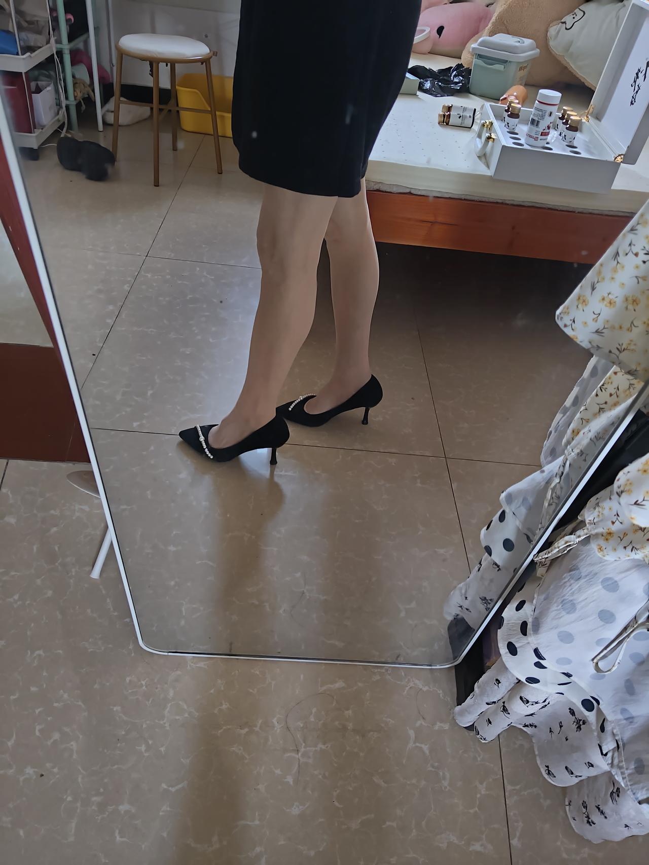 先不说女生有多偏爱高跟鞋，穿上去抬脚一瞬的氛围感，就能看出它独有的女性魅力与底气