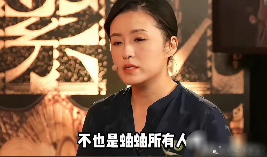 秦雯这个口碑也是彻底崩了 ​​。作为行业头部编剧，主业找枪手，背后蛐蛐明星，每一