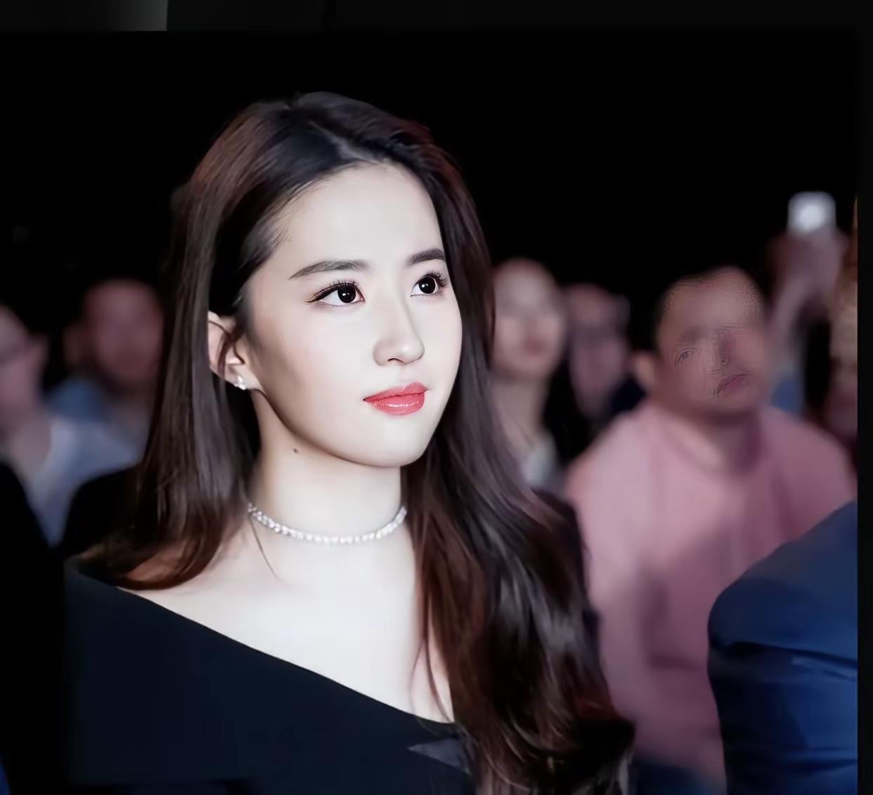 作为销售老油条，我有话要说，
说起不结婚，看看美女明星刘亦菲，人家有钱，有才，长