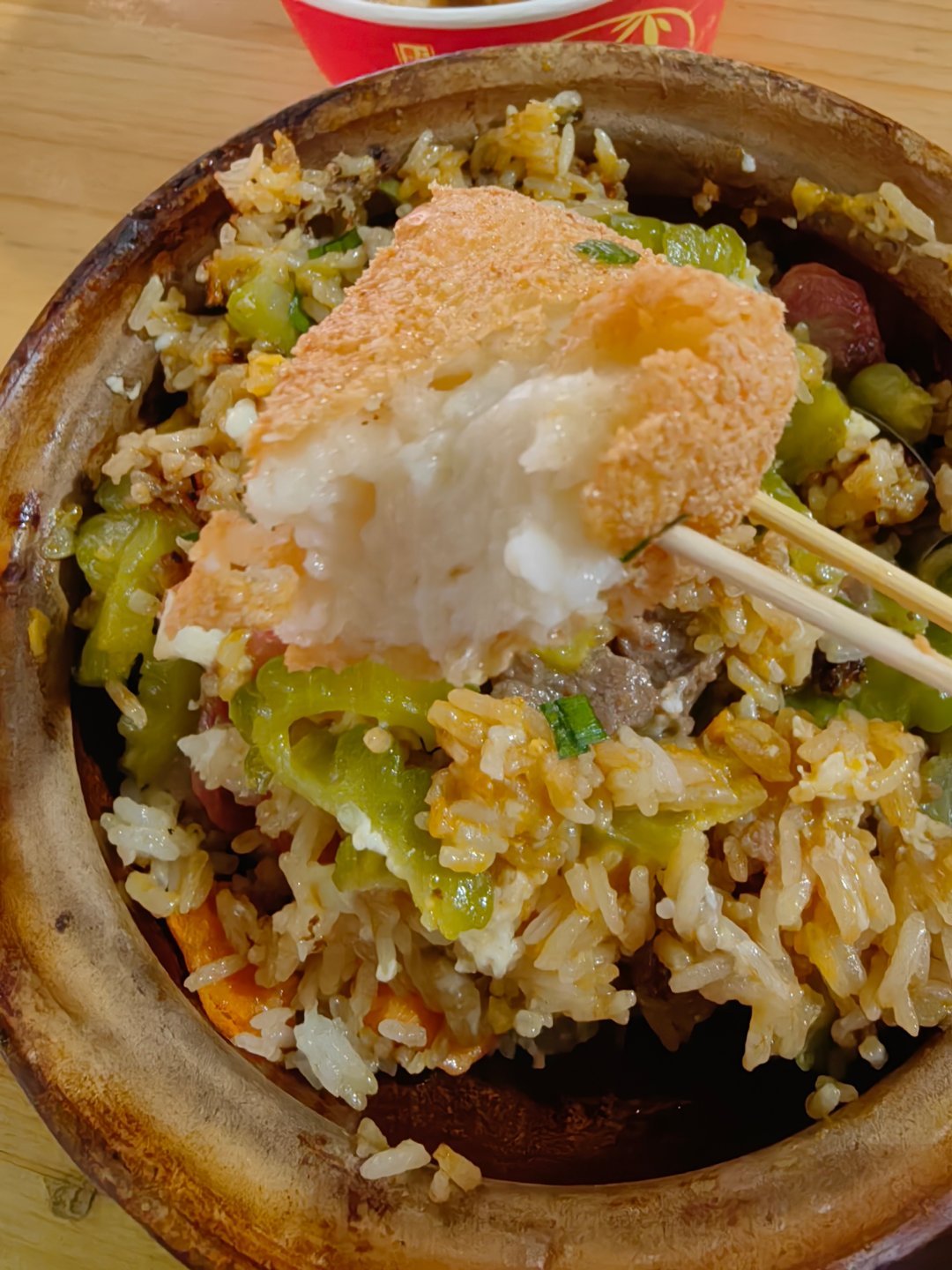 *在路上*出游第10天...牛肉腊肠煲仔饭...锅巴厚厚的，味道稍淡，放点剁椒辣