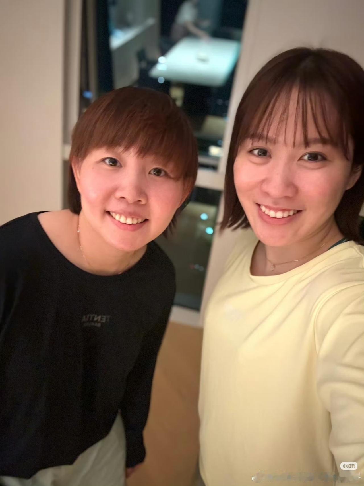平野美宇发出和朱雨玲一起合影，两人在四川一起训练 。看样子关系好了不少，朱雨玲状