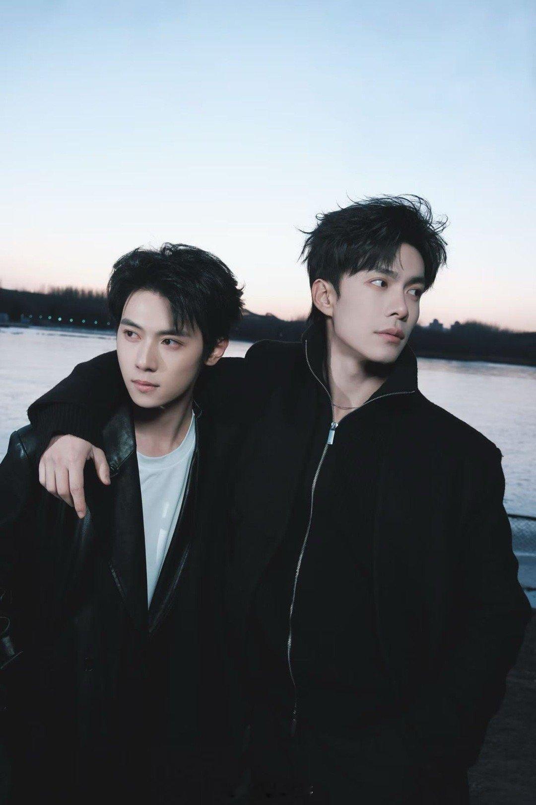 韩东霖丁知这对吗 谁没看这组写真我会难过的！韩东霖丁知穿黑风衣在河边，氛围拉满，