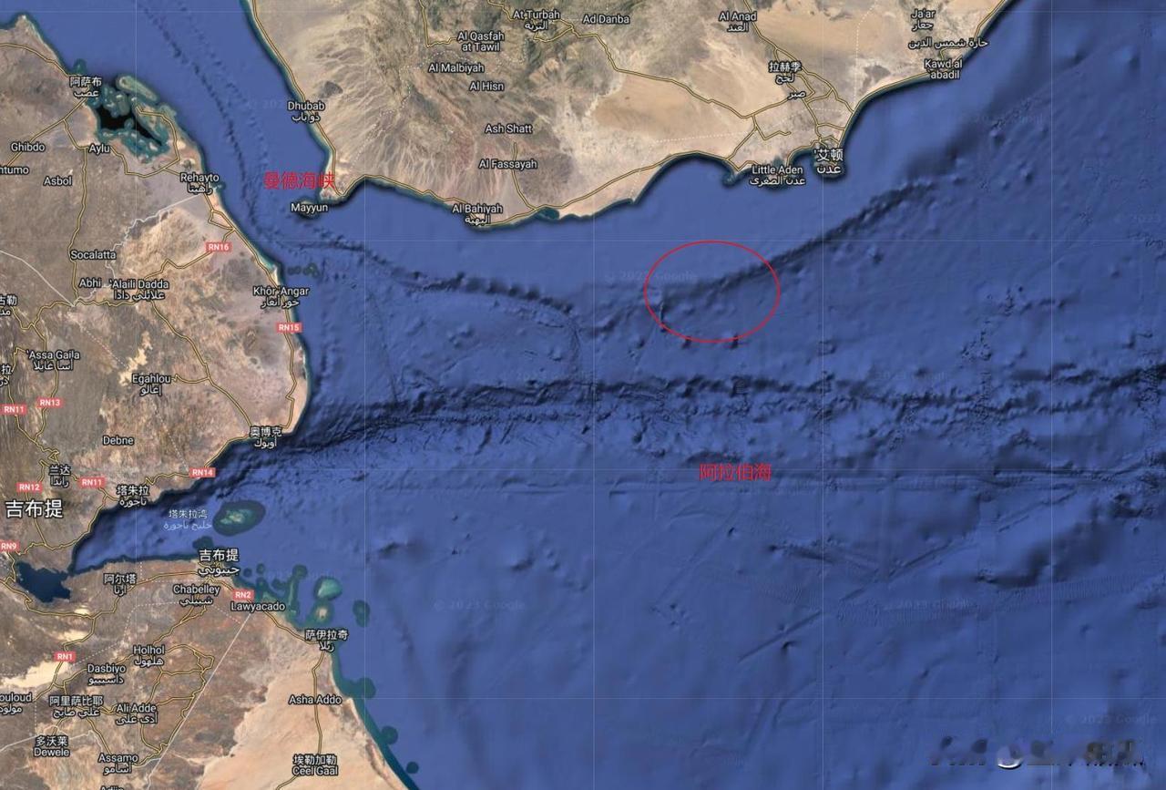 属于美国的终于来了。一艘美国商船大摇大摆，自信满满的在也门海域航行，一不小心就被