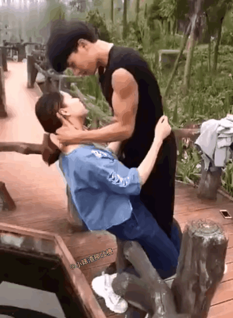 公共场合秀恩爱不妥
