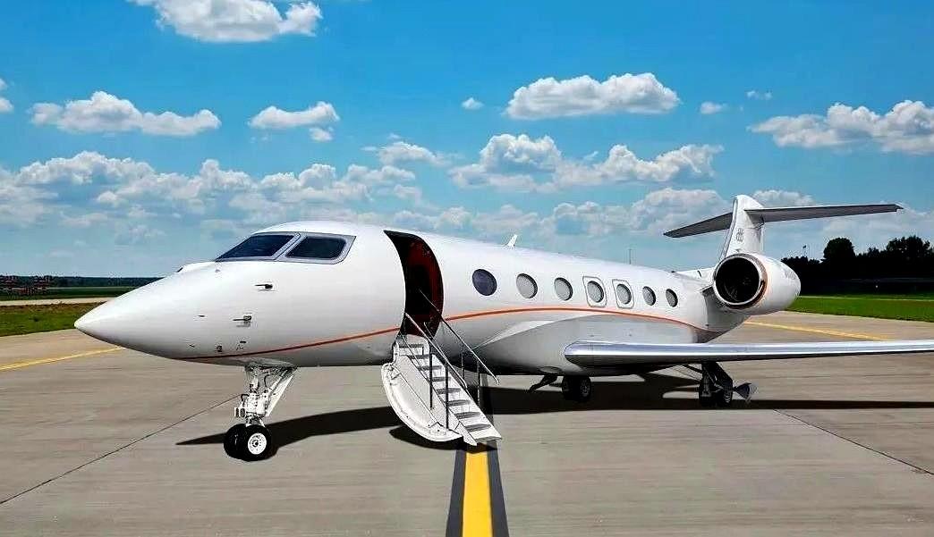 我那位做实业的朋友，最近朋友圈都不晒表了，改晒行程单。
我私下问他，怎么“消费降