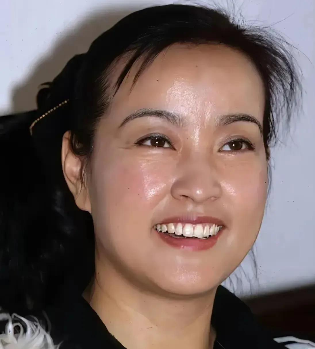 底子太好了，这是一张耐老的脸 ，油亮有韵泽，这样的皮肤天生的紧致 ，不容易变老 
