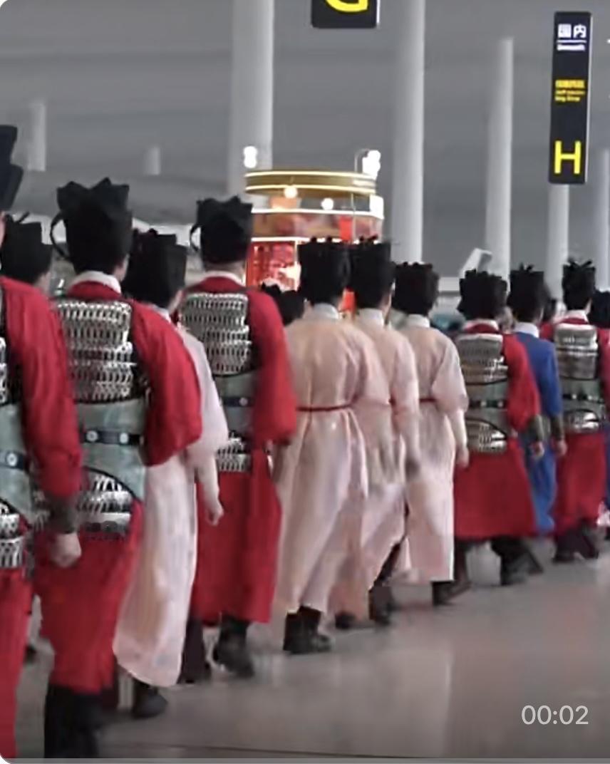 近日，多位旅客拍摄的视频走红，广州白云机场的工作人员全员身着汉服惊艳亮相，成为航