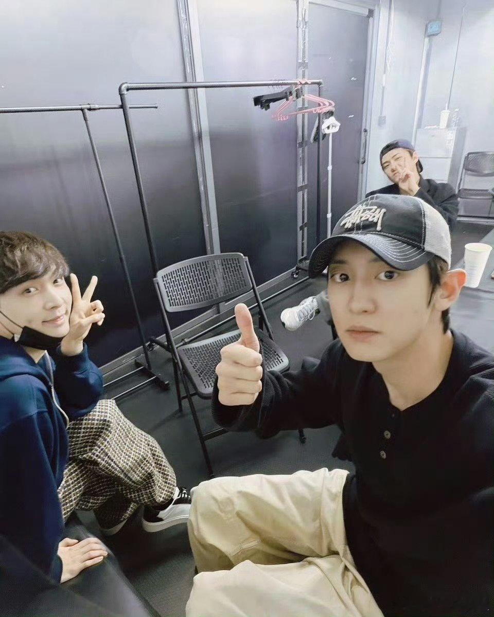 张艺兴吴世勋朴灿烈合照 后台偶遇的惊喜，三位帅哥同框，颜值直接鲨疯全场，谁看了不