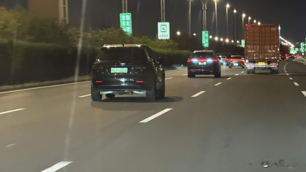 电车真悲催，为了省点电，车灯，行车灯都不敢开[吐血]