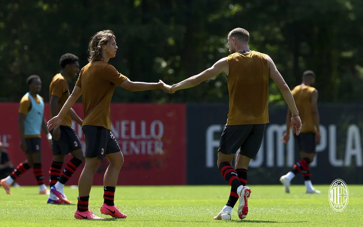 【训练组图】 🔴⚫️ 今日与Milan Futuro的联合训练比赛。💪🏻s