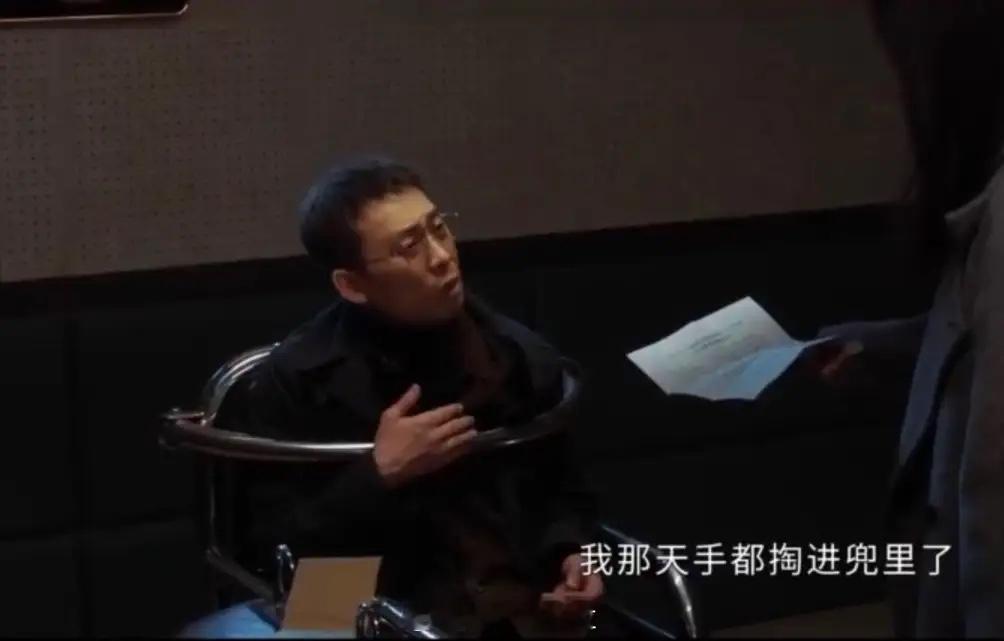 《以法之名》自从知道自己办错案子之后，洪亮就精神恍惚了，还把自己锁进了锁进了犯人