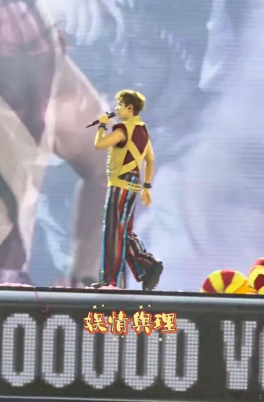 汪苏泷生命力要溢出屏幕了 汪苏泷一上台就气场拉满，活力爆棚燃翻全场，一举一动都鲜