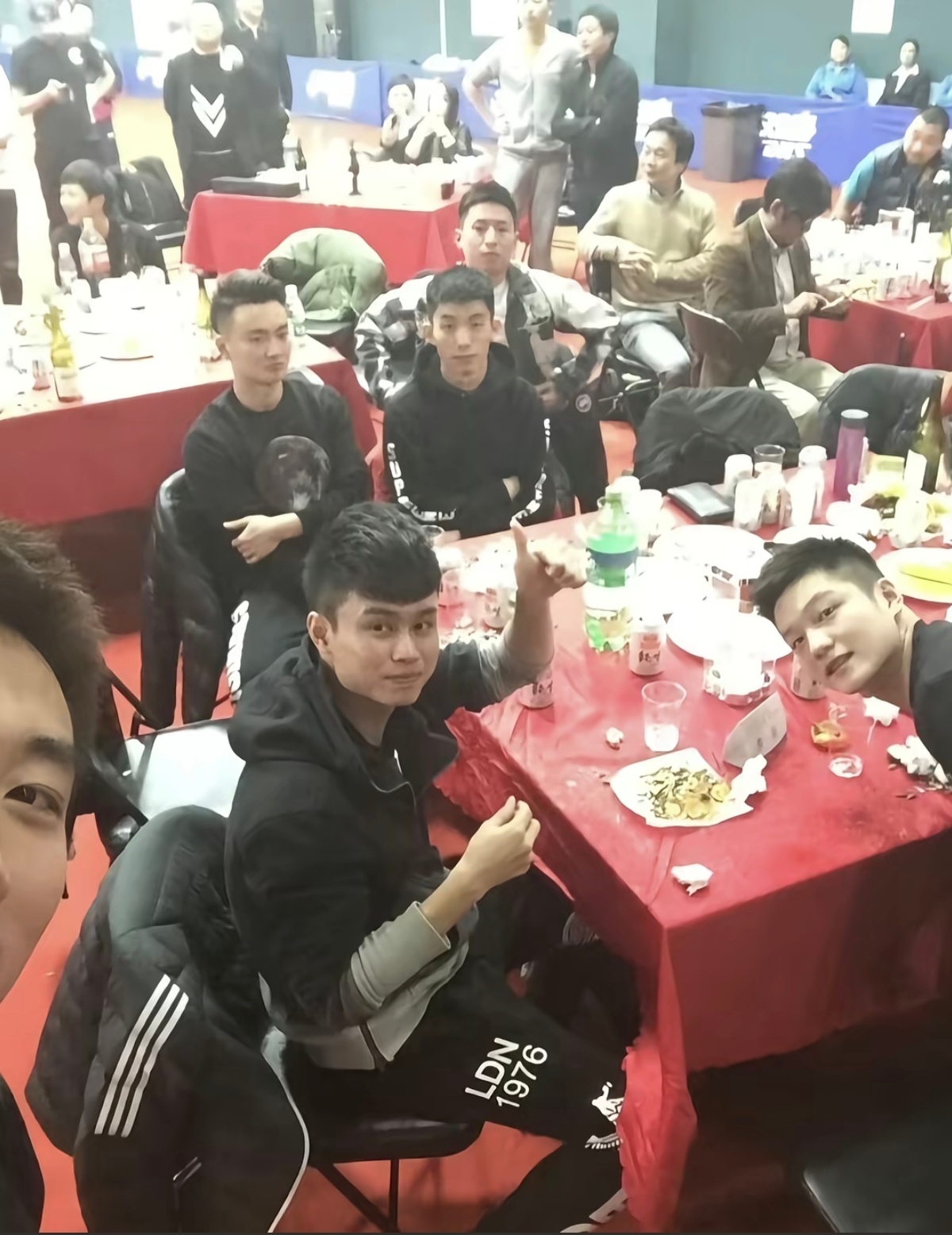老照片拥有着不一样的意义。捕捉到一枚探出小脑袋的🐼樊振东。 