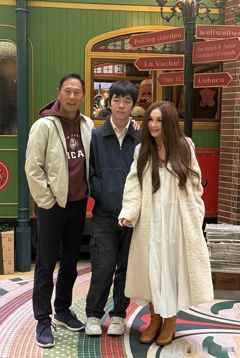 原来荧幕中看到的温碧霞比较高挑，怎么现实中有点矮，站在家人面前，她被衬托的好矮小