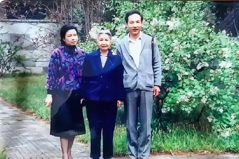 当年，陶斯亮夫妇和母亲曾志参加活动，一张罕见留影。曾志是个老红军，全程参与井冈山