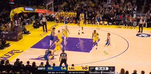 氛围很好！小佩顿撤步三分库里乐开花！
在今天NBA常规赛勇士对阵湖人的第一节比赛