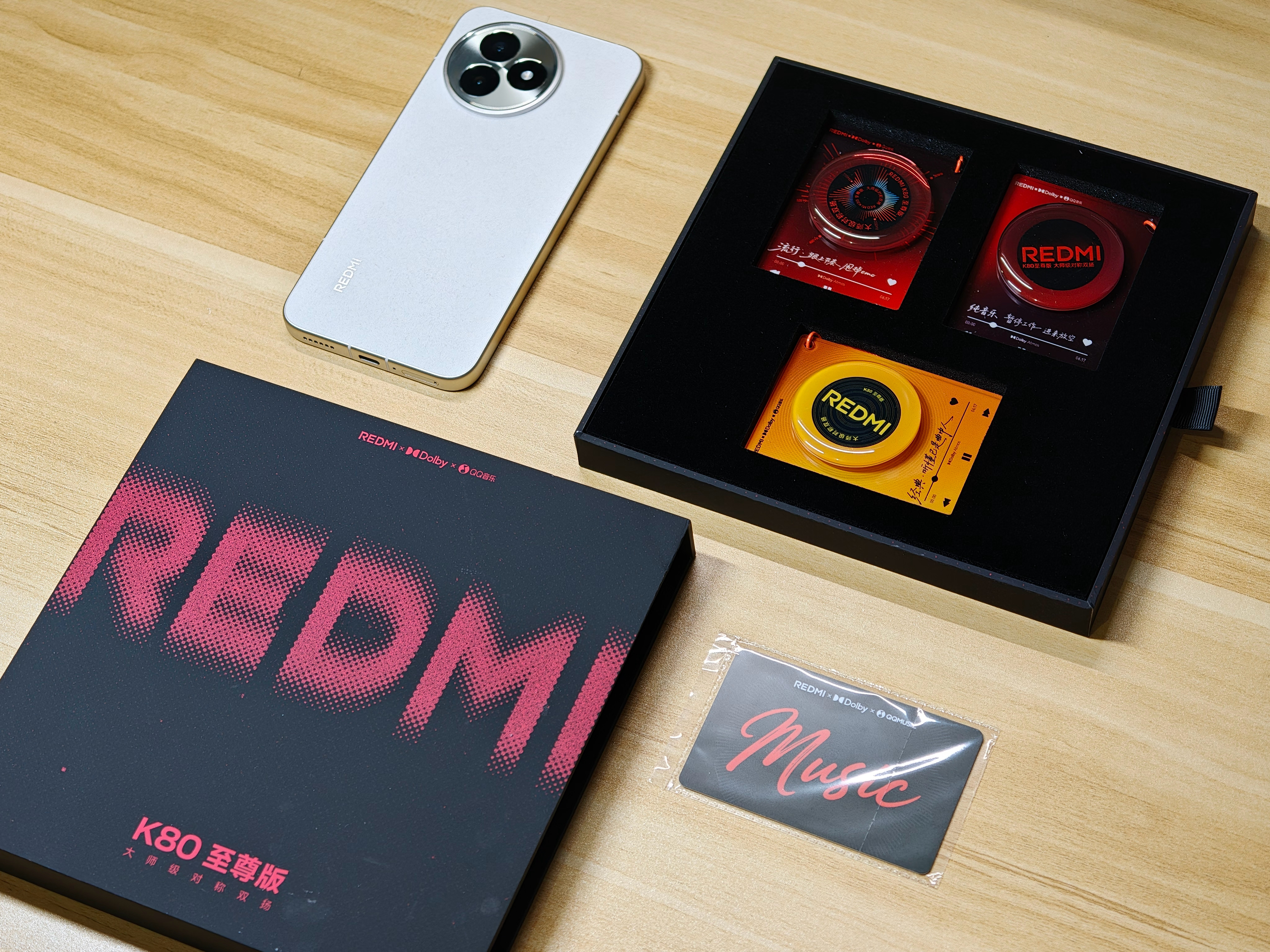 我们收到了 REDMI K80 至尊版邀请函，这次的邀请函是......「煲机金