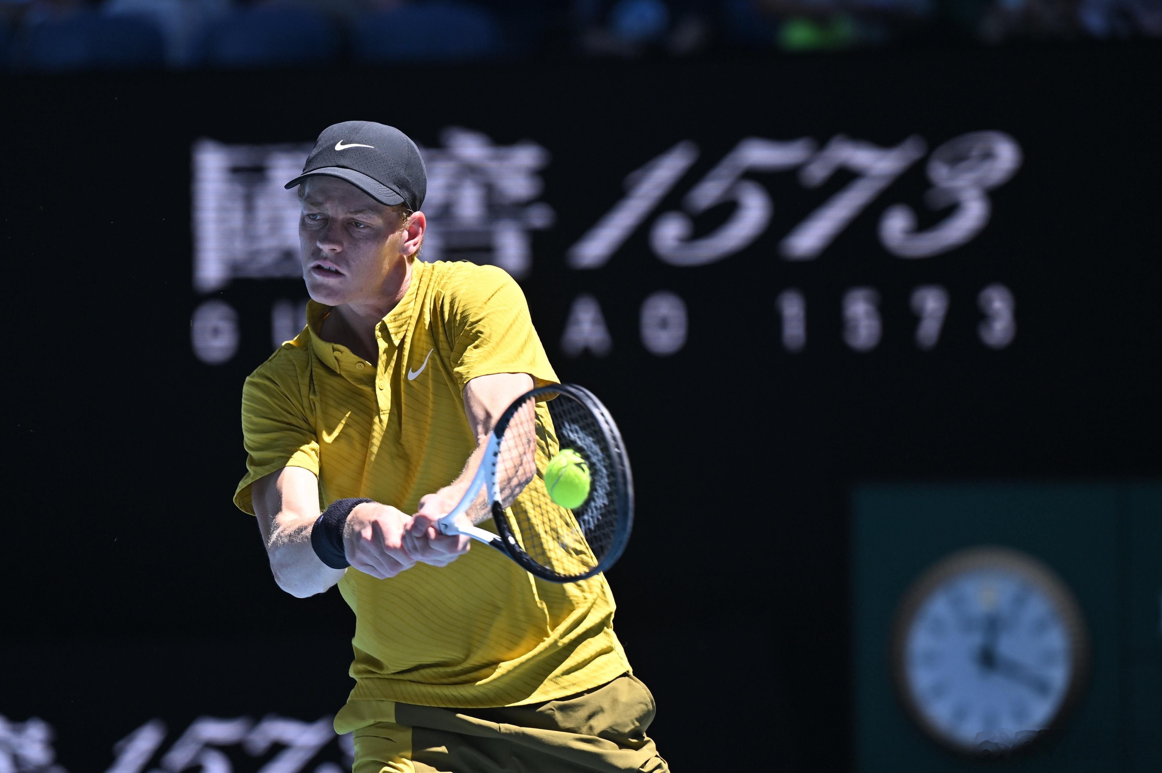 虽然天气热得澳网因高温暂停，但无碍辛纳澳网晋级16强以及辛纳澳网17连胜。 